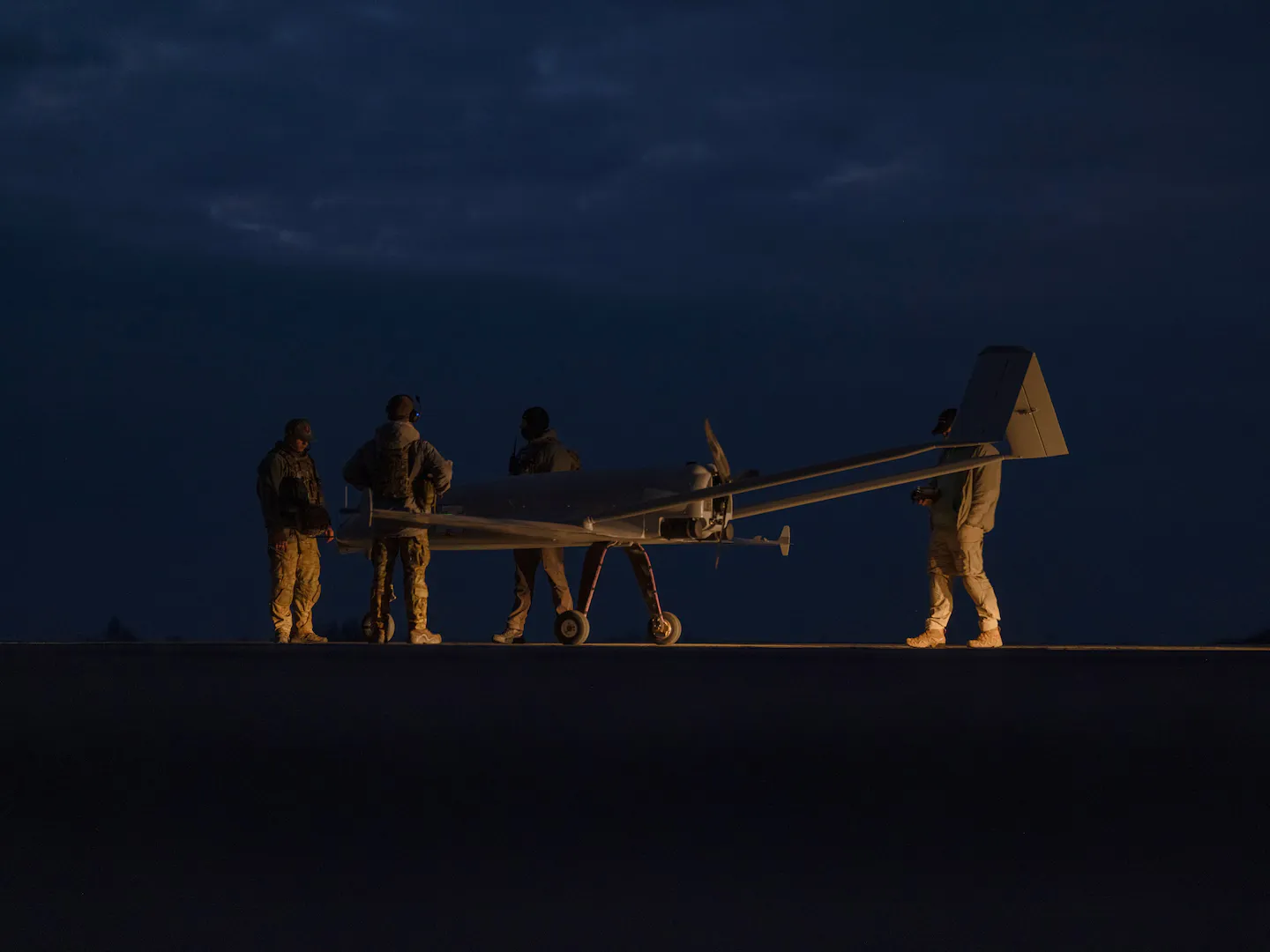 Військовослужбовці 14-го полку безпілотних авіаційних комплексів ЗСУ запускають безпілотники далекої дії з аеродрому в Україні 12 березня.